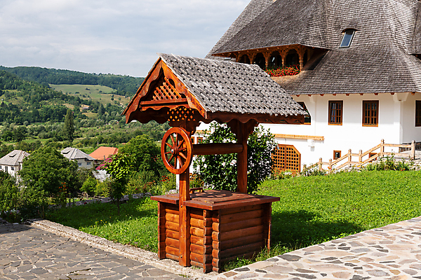 포토 JPG 해외이미지 전통 꽃 종교 문화 여행 건축양식 하늘 지붕 휴가 산 주택 경사 사람없음 건물 목재 장식 문 정원 영혼 역사 심볼 박물관 수도원 루마니아 수녀원 수목 옛날 트란실바니아 해외202004 해외포토 나무 식물 건축물 건축 유럽 재료 파일형식 이미지허브