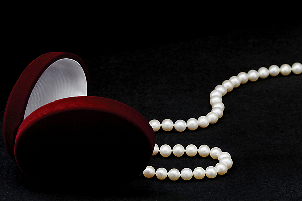 포토 JPG 해외이미지 모양 백그라운드 컨셉 곡선 목걸이 자연 추상 휴가 선물 사랑 사람 이벤트 사람없음 장식 빨간색 빛 상자 반사 유행 검은색 흰색 축하 원형 화려 그룹 재산 고급 우아함 매끈함 보석 구슬 오브젝트 보물 여의주 스타일 해외202004 해외포토 도형 감정 선 컬러 무늬 장신구 금융 감각 광석 생태계 파일형식 이미지허브