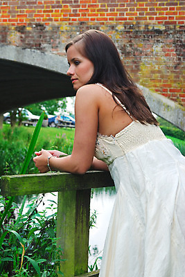 포토 JPG 해외이미지 응시 한명 초록색 강 반사 넘어짐 해외202004 해외포토 1 시선 컬러 모션 사람 파일형식 이미지허브