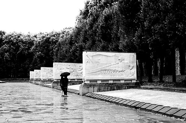 포토 JPG 해외이미지 커플 공원 생각 우산 흑백 미술 사람 사람없음 햇빛 어둠 베를린 병정 기념물 천연기념물 조언 해외202004 해외포토 공공시설 관계 문화예술 독일 촬영기법 태양 파일형식 이미지허브