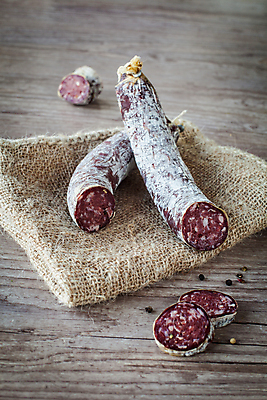 포토 JPG 해외이미지 음식 백그라운드 재료 육류 요리 사람없음 목재 빨간색 식사 이탈리아 신선 소시지 햄 내추럴 살라미 식용 정육점 해외202004 해외포토 나무 유럽 컬러 식재료 상점 가공식품 파일형식 이미지허브