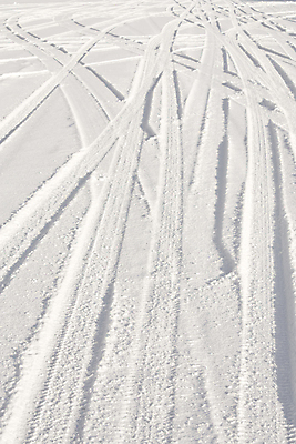 포토 JPG 해외이미지 십자가 겨울 사람없음 흰색 신선 방향 타이어 트랙 건너기 선로 눈내림 많음 해외202004 해외포토 계절 컬러 컨셉 모션 눈_날씨 파일형식 이미지허브
