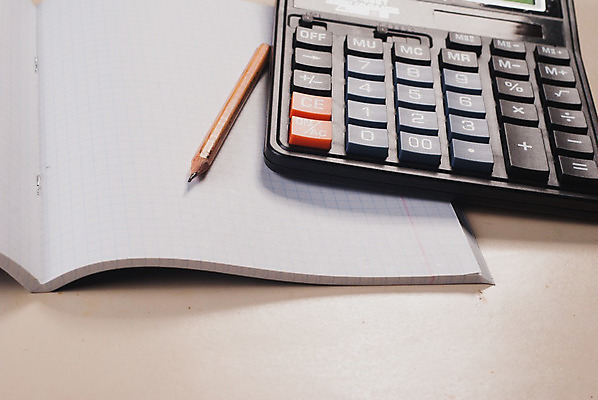 포토 JPG 해외이미지 종이 백그라운드 밭 비즈니스 버튼 설계 세포 사람없음 금융 사무실 펜 디지털 다이어리 검은색 공책 계산기 흰색 기록 업무 판넬 계산 종업원 책상 강조 해외202004 해외포토 직업 컬러 가구 컨셉 농업 문구용품 경제 필기구 사무용품 장비 작업 파일형식 이미지허브