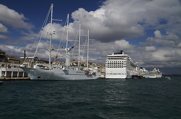 포토 JPG 해외이미지 전통 외관 유럽 아시아 종교 바다 여행 건축양식 하늘 이스탄불 항해 풍경 사람없음 건물 도시풍경 탑 황혼 일몰 도시 이슬람교 모스크 함선 장면 지역 칠면조 랜드마크 비잔틴 아랍어 옛날 해외202004 튀르키예 해외포토 건축물 건축 나라 배_교통 조류 노을 제국 파일형식 이미지허브