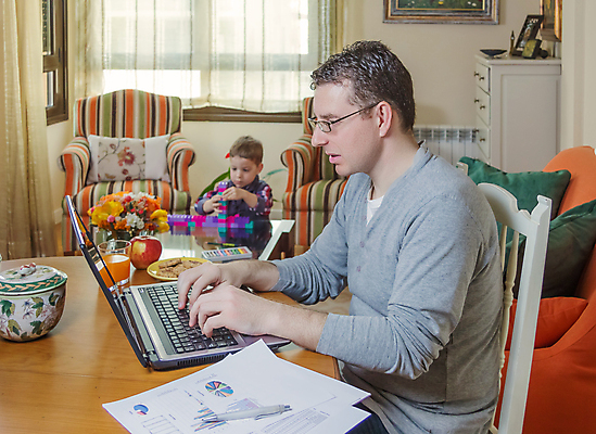 포토 JPG 해외이미지 백인 라이프스타일 응시 남자 아들 어린이 인터넷 비즈니스 가족 모바일 주택 두명 노트북 스마트폰 컴퓨터 소파 사무실 디지털 공책 업무 작업 비즈니스맨 아빠 무선전화기 문제 온라인 해외202004 해외포토 서양인 시선 의자 관계 문구용품 사람 건물 생활 전자제품 핸드폰 스마트기기 직장인 전화기 파일형식 이미지허브