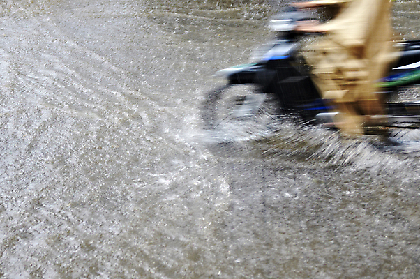 포토 JPG 해외이미지 도로 바다 모션 자연 날씨 미래 거리 사람없음 물 글로벌 반사 환경 자전거 수중 운전 젖음 오토바이 도시 떨어짐 위험 홍수 서비스 분수 장면 분무기 폭풍 타운 스카이라인 내추럴 뇌우 해외202004 해외포토 자연요소 길 컨셉 교통시설 바이크 자연재해 생태계 파일형식 이미지허브