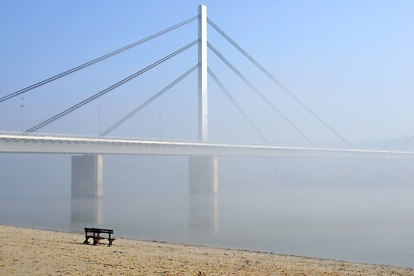 포토 JPG 해외이미지 유럽 도로 선 밧줄 모래 겨울 벤치 건축양식 교통시설 풍경 사람없음 건물 물 파란색 강 도시풍경 탑 금속 안개 흰색 도시 고속도로 철탑 공학 다뉴브강 세르비아 철강 해외202004 해외포토 자연요소 건축물 계절 교육 건축 나라 길 줄 컬러 교통 의자 재질 날씨 시설 파일형식 이미지허브