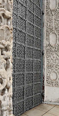 포토 JPG 해외이미지 꽃 조각 패턴 건축양식 안전 사람없음 야외 장식 빛 금속 검은색 어둠 중세 역사 클래식 우아함 보호 큼 철 입장 보안 대문 과거 무거움 목각 고체 옛날 철강 해외202004 해외포토 식물 건축 컬러 컨셉 무늬 재질 문 무게 크기 파일형식 이미지허브