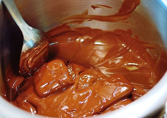 포토 JPG 해외이미지 음식 재료 디저트 사람없음 갈색 초콜릿 숟가락 어둠 흐름 달콤 크림 코코아 해외202004 해외포토 음료 컬러 컨셉 수저 맛 파일형식 이미지허브