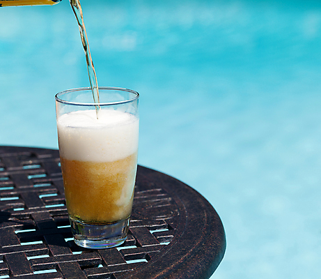 포토 JPG 해외이미지 주간 맥주 수영장 사람없음 야외 아웃포커스 붓기 맥주잔 해외202004 해외포토 자연요소 술잔 모션 주류 촬영기법 파일형식 이미지허브