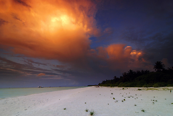 포토 JPG 해외이미지 모래 파도 바다 섬 여행 오렌지 하늘 휴가 손바닥 풍경 사람없음 빨간색 태양 반사 일출 항구 황혼 일몰 보트 저녁 인도인 조선소 휴양지 방파제 세이셸 몰디브 파라다이스 해외202004 해외포토 자연요소 외국인 손 공공시설 산업 아시아 컬러 배_교통 과일 교통시설 아프리카 동양인 노을 장소 야간 파일형식 이미지허브