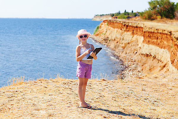 포토 JPG 해외이미지 백인 1 여자 교육 행복 어린이 모래 바다 여행 인터넷 비즈니스 통신 자연 하늘 휴가 한명 사람 야외 물 파란색 노트북 컴퓨터 글로벌 알약 유행 디지털 맑음 공책 정보 흰색 업무 네트워크 무선전화기 온라인 해외202004 해외포토 자연요소 서양인 감정 컬러 날씨 문구용품 전자제품 약 작업 전화기 생태계 파일형식 이미지허브