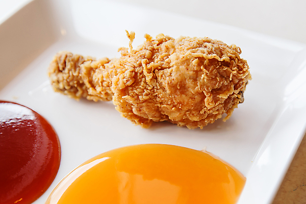 포토 JPG 해외이미지 음식 조각 백그라운드 날개 토마토 고추 육류 사람없음 갈색 식당 식사 저녁식사 치킨 튀김 흰색 신선 황금 맛 남쪽 내추럴 드럼스틱 해외202004 해외포토 컬러 컨셉 채소 식재료 상점 방향 닭고기요리 파일형식 이미지허브