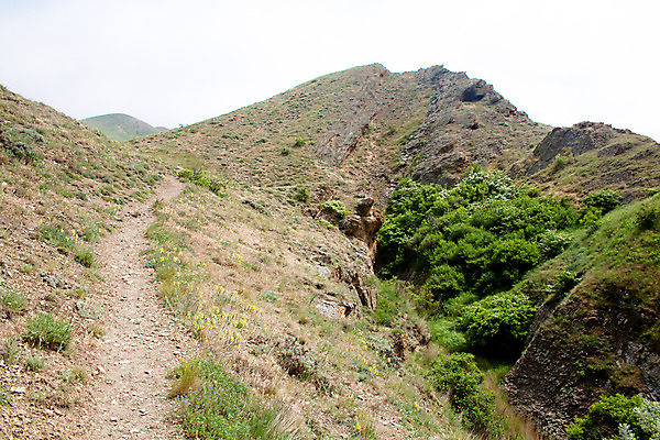 포토 JPG 해외이미지 식물 구름 유럽 도로 자연 하늘 산 그림자 풍경 사람없음 야외 가로 초록색 파란색 햇빛 계곡 맑음 회색 바위 언덕 산등성이 해외202004 해외포토 자연요소 나라 길 컬러 교통시설 날씨 태양 돌_바위 생태계 파일형식 이미지허브