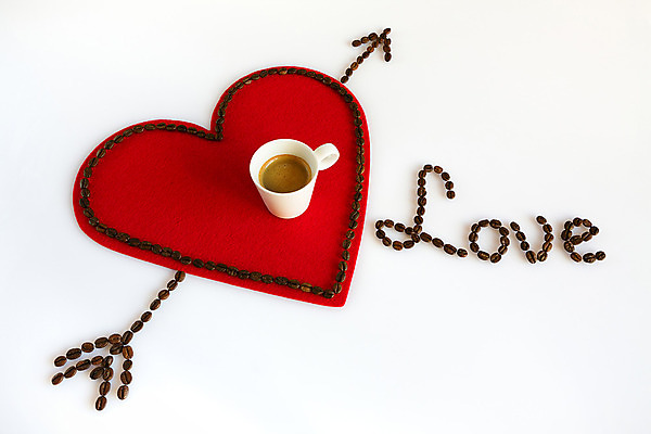 포토 JPG 해외이미지 커피 텍스트 친절 화살 실내 발렌타인데이 사랑 이벤트 사람없음 컵 가로 빨간색 단어 축제 희망 원두 흰색 하트 축하 심볼 열정 펠트 해외202004 해외포토 모양 문자 식기 감정 음료 컬러 컨셉 데이이벤트 내부 파일형식 천_직물 이미지허브