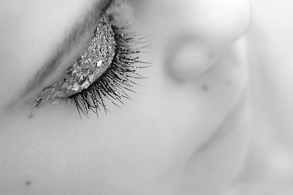 포토 JPG 해외이미지 백인 모델 직업 응시 여자 얼굴 백그라운드 한명 빛 머리 유행 검은색 어둠 놀람 화장품 흰색 고급 닫기 연기 은색 눈썹 속눈썹 묘사 만족 코 아이섀도 완벽 피어싱 스타일 해외202004 해외포토 서양인 1 시선 감정 컬러 컨셉 장신구 모션 표정 사람 신체부위 뷰티 파일형식 이미지허브