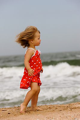 포토 JPG 해외이미지 백인 드레스 어린이 모래 바다 놀이 바람 한명 사람 빨간색 여름 장난감 삽 해외202004 해외포토 자연요소 서양인 1 옷 계절 컬러 날씨 파일형식 이미지허브