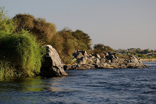 포토 JPG 해외이미지 모래 여행 요트 아프리카 자연 휴가 항해 이집트 풍경 사람없음 야외 물 여름 파란색 관광지 강 햇빛 반사 맑음 사막 바위 강가 이국적 해외202004 해외포토 자연요소 계절 나라 컬러 배_교통 날씨 태양 돌_바위 생태계 파일형식 이미지허브
