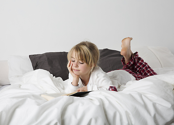 포토 JPG 해외이미지 전신 백인 라이프스타일 여자 교육 행복 초등학생 어린이 가정 동화 휴식 주택 실내 한명 미소 사람 소녀 옆모습 책 빨간색 인테리어 눕기 독서 침실 침대 잡기 카피스페이스 해외202004 해외포토 서양인 1 학생 디자인 감정 뷰포인트 컬러 가구 컨셉 모션 표정 내부 건물 생활 공백 파일형식 이미지허브