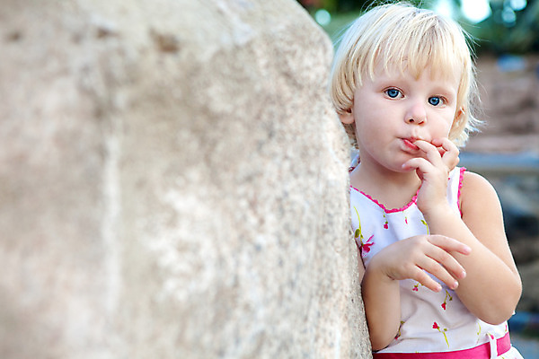 포토 JPG 해외이미지 백인 모델 1 손 여자 얼굴 어린이 손가락 친절 한명 사람 야외 놀람 흰색 핥기 작음 큼 호기심 관심 천진난만 해외202004 해외포토 서양인 감정 컬러 컨셉 모션 표정 신체부위 크기 파일형식 이미지허브
