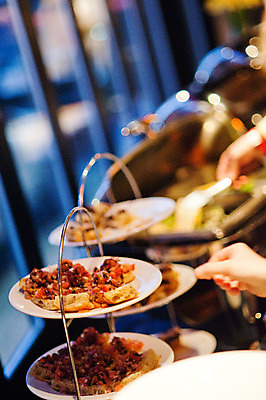 포토 JPG 해외이미지 접시 기념일 음식 빵 결혼 다이어트 토마토 채소 비즈니스 탁자 호텔 휴가 새우 건강 육류 요리 사람 이벤트 사람없음 장식 빨간색 파티 요식업 식당 축제 식사 저녁식사 샐러드 추위 흰색 축하 신선 맛 먹기 해산물 서비스 준비 햄 서빙 점심식사 뷔페 식욕 해외202004 해외포토 식기 산업 컬러 가구 컨셉 식재료 모션 숙소 갑각류 상점 파일형식 이미지허브