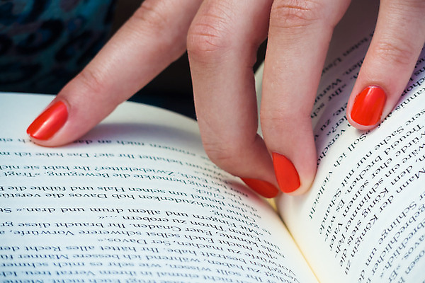 포토 JPG 해외이미지 백인 손 종이 도로 텍스트 한명 사람 성인 사람없음 야외 신체부위 10대 책 가로 컬러풀 금발 눕기 독서 가리킴 오픈 가르침 그룹 신문 잡지 정사각형 보여주기 형광펜 대본 여자만 여자한명만 성인여자한명만 성인만 해외202004 해외포토 도형 서양인 1 헤어스타일 교육 길 컬러 교통시설 모션 청소년 손짓 간행물 펜 뉴스 성인여자만 파일형식 이미지허브