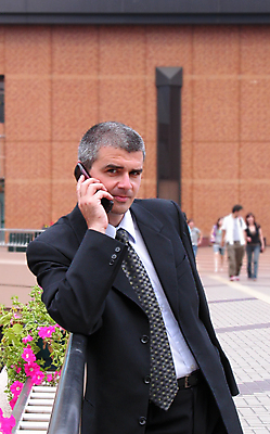 포토 JPG 해외이미지 손 남자 꽃 얼굴 중년 비즈니스 통신 손가락 넥타이 모바일 거리 말하기 한명 사람 정장 스마트폰 걷기 검은색 자료 듣기 정보 표현 도시 비즈니스맨 우아함 역 동료 경영자 인내 조언 해외202004 해외포토 식물 1 잡화 옷 컬러 컨셉 관계 교통시설 모션 성인 신체부위 핸드폰 스마트기기 직장인 리더 파일형식 이미지허브