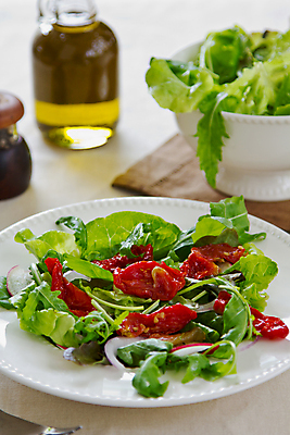 포토 JPG 해외이미지 음식 잎 다이어트 토마토 채소 양파 건강 마늘 요리 사람없음 빨간색 초록색 여름 컬러풀 식사 이탈리아 샐러드 로켓 신선 그릴 상추 허브 향신료 올리브 칼로리 내추럴 루꼴라 입가심 채식주의자 총각무 해외202004 해외포토 식물 계절 열매 유럽 컬러 주방용품 무 채식 향미료 파일형식 이미지허브
