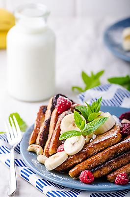 포토 JPG 해외이미지 접시 포크 바나나 실내 사람없음 아웃포커스 우유 식탁보 우유병 민트 슬라이스 산딸기 해외202004 프렌치토스트 해외포토 식기 과일 병_용기 유제품 촬영기법 내부 허브 토스트 파일형식 이미지허브