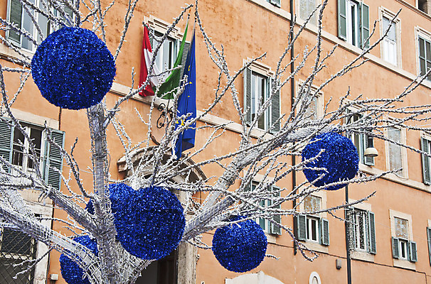 포토 JPG 해외이미지 나무 크리스마스 전등 미술 사람없음 장식 축제 이탈리아 흰색 나뭇가지 축하 로마 12월 노엘 해외202004 해외포토 식물 기념일 유럽 컬러 컨셉 문화예술 조명 날짜 파일형식 이미지허브