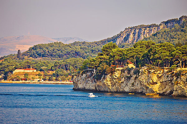 포토 JPG 해외이미지 외관 유럽 바다 요트 건축양식 휴가 거리 항해 안테나 파노라마 손바닥 사람없음 물 파란색 도시풍경 컬러풀 성당 교회 여행객 항구 궁전 바위 도시 만 보트 역사 지중해 타운 크로아티아 다리찢기 달마시안 터키석 해외202004 해외포토 자연요소 손 건축 나라 컬러 고건축 배_교통 통신 종교건축 교통시설 모션 촬영기법 사람 풍경 건물 돌_바위 개 보석 파일형식 이미지허브