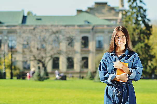 포토 JPG 해외이미지 백인 1 학생 응시 여자 교육 행복 안경 운동화 배낭 학교 한명 서기 미소 사람 동양인 성인 야외 책 잡기 대학교 해외202004 해외포토 서양인 시선 잡화 감정 신발 가방 모션 표정 인종 파일형식 이미지허브