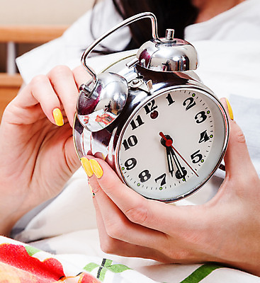 포토 JPG 해외이미지 백인 라이프스타일 손 여자 시계 백그라운드 침구 아침 주택 피곤 사람 앉기 사람없음 세트 침실 방 종 흰색 침대 시간 잠 저녁 담요 속도 공포 스위치 설정 해외202004 해외포토 주간 서양인 컬러 가구 컨셉 모션 건물 생활 신체부위 야간 파일형식 이미지허브