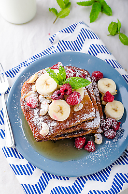 포토 JPG 해외이미지 접시 바나나 실내 사람없음 식탁보 민트 흰배경 슬라이스 산딸기 메이플시럽 슈가파우더 해외202004 프렌치토스트 해외포토 식기 백그라운드 과일 내부 흰색 허브 토스트 시럽 파일형식 이미지허브