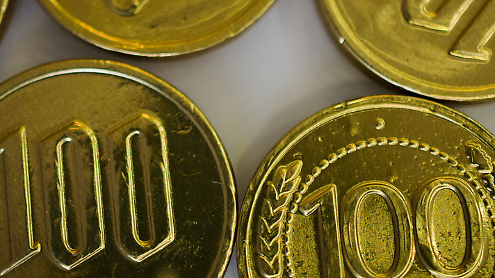 포토 JPG 해외이미지 돈 비즈니스 디저트 사람없음 금융 경제 쌓기 탑 금속 초콜릿 동전 놀람 저축 유로 성장 흰색 대접 변화 재산 황금 달콤 은색 메달 투자 흙더미 고립 센트 해외202004 해외포토 건축물 감정 음식 컬러 컨셉 모션 재질 표정 흙 맛 상_상패 파일형식 더미 이미지허브