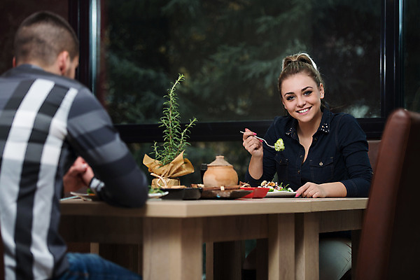 포토 JPG 해외이미지 백인 학생 라이프스타일 커플 기념일 남자 행복 음료 음식 대학생 바다 결혼 관계 청소년 유리 탁자 남편 발렌타인데이 사람 두명 10대 식당 와인 식사 저녁식사 흰색 축하 아내 생일 날짜 고급 먹기 기회 약속 약혼 해외202004 해외포토 서양인 감정 컬러 가구 컨셉 모션 데이이벤트 재질 주류 이벤트 생활 상점 파일형식 이미지허브