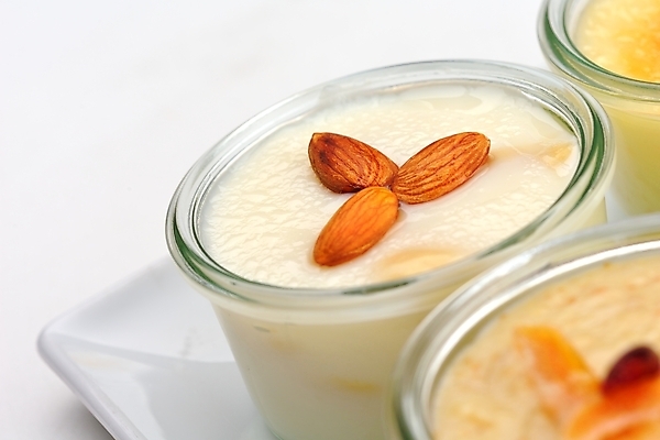 포토 JPG 해외이미지 실내 사람없음 소프트포커스 흰배경 아몬드 푸딩 해외202004 해외포토 백그라운드 디저트 촬영기법 내부 견과류 흰색 파일형식 이미지허브