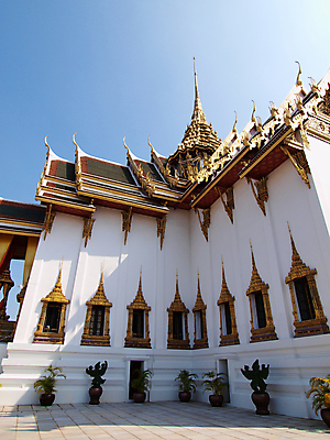포토 JPG 해외이미지 전통 아시아 종교 문화 여행 불교 건축양식 태국 하늘 미술 서기 동양인 사람없음 건물 장식 초록색 여름 파란색 컬러풀 조각상 여행객 탑 궁전 사찰 화려 역사 황금 고급 심볼 방콕 에메랄드 웅장함 해외202004 해외포토 건축물 계절 건축 나라 컬러 컨셉 고건축 종교건축 모션 문화예술 사람 인종 조형물 보석 파일형식 이미지허브