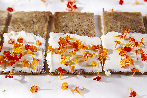 포토 JPG 해외이미지 접시 꽃 음식 빵 조각 다이어트 치즈 샌드위치 건강 사람없음 빛 요식업 봄 흰색 맛 시리얼 해외202004 해외포토 식물 식기 계절 산업 컬러 컨셉 유제품 파일형식 이미지허브