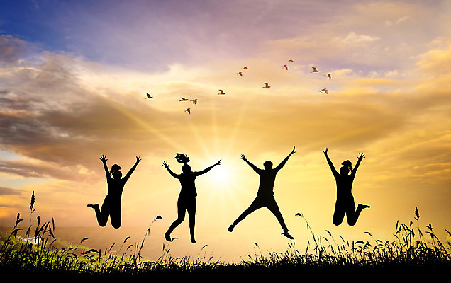 포토 JPG 해외이미지 여자 남자 실루엣 여행 휴가 함께함 풍경 여러명 야외 여름 햇빛 점프 일몰 활발 해외202004 해외포토 계절 다수 컨셉 모션 촬영기법 사람 태양 노을 파일형식 이미지허브