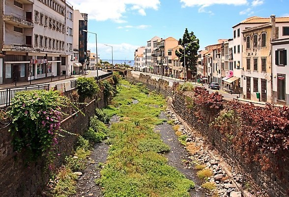 포토 JPG 해외이미지 꽃 섬 주택 건조 사람없음 물 강 태양 와인 조약돌 도시 뜨거움 포르투갈 무역 가뭄 부족 기후변화 해외202004 해외포토 자연요소 식물 유럽 산업 컨셉 날씨 주류 건물 돌_바위 변화 파일형식 이미지허브