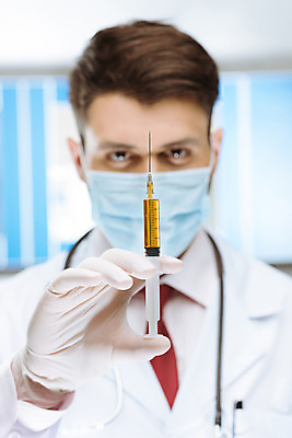 포토 JPG 해외이미지 백인 직업 손 응시 유럽 유니폼 청진기 병원 주사기 한명 안전 사람 성인 약 의사 주사약 심각 치료사 해외202004 해외포토 서양인 1 시선 옷 나라 컨셉 의학 의료기기 신체부위 의료진 파일형식 이미지허브