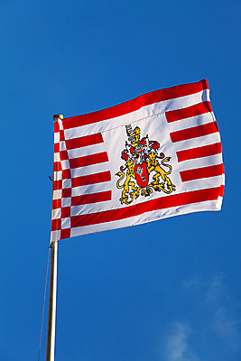 포토 JPG 해외이미지 유럽 하늘 바람 독일 사람없음 빨간색 세로 파란색 흰색 깃발 도시 역사 깃대 해외202004 해외포토 자연요소 나라 컬러 날씨 파일형식 이미지허브