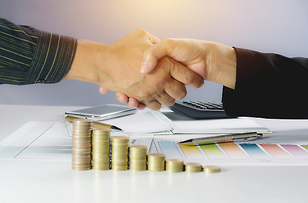 포토 JPG 해외이미지 백인 직업 응시 남자 백그라운드 컨셉 돈 비즈니스 사업가 성공 미래 직장 사람 정장 사람없음 금융 경제 사무실 쌓기 동전 비즈니스맨 비즈니스우먼 시장 재산 주식 위험 대표 스마트 심볼 책상 투자 이익 진행 경영 관심 업그레이드 비용 해외202004 해외포토 서양인 시선 옷 여자 가구 회사 모션 직장인 파일형식 이미지허브