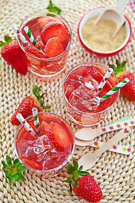 포토 JPG 해외이미지 음료 과일 딸기 빨대 사람없음 빨간색 세로 컬러풀 숟가락 얼음 주스 신선 사발 설탕 상쾌 밀짚 소다 스무디 팝 해외202004 해외포토 자연요소 감정 컬러 수저 사기그릇 짚 파일형식 이미지허브