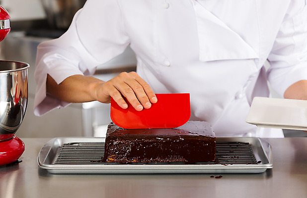 포토 JPG 해외이미지 접시 손 여자 유니폼 디저트 요리 한명 장식 과자 케이크 주방 식당 초콜릿 요리사 검은색 고명 달콤 맛 냄비 유혹 서비스 국자 준비 만들기 서빙 토핑 주걱 코코아 제빵사 페스츄리 해외202004 해외포토 직업 1 식기 옷 음료 음식 빵 컬러 컨셉 모션 주방용품 사람 신체부위 상점 솥 파일형식 이미지허브