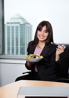 포토 JPG 해외이미지 백인 직업 라이프스타일 여자 행복 음식 채소 비즈니스 사업가 성공 갈색머리 직장 건강 한명 미소 사람 성인 세로 노트북 사무실 식사 저녁식사 샐러드 신선 잡기 비즈니스우먼 먹기 점심식사 경영 단절 정중 해외202004 해외포토 서양인 1 헤어스타일 감정 컨셉 회사 모션 표정 생활 전자제품 직장인 파일형식 이미지허브
