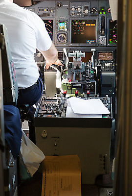 포토 JPG 해외이미지 직업 남자 여행 유니폼 교통시설 휴가 비행기 실내 안전 사람 사람없음 내부 디지털 장비 판넬 파일럿 승무원 갑판 도착 집중 항공 출발 상업 제트기 다이얼 네비게이션 계기판 대패 면허증 제어 조종장치 착륙 해외202004 해외포토 옷 교통 컨셉 배_교통 항공교통 대중교통 시설 면허 증명서 파일형식 이미지허브