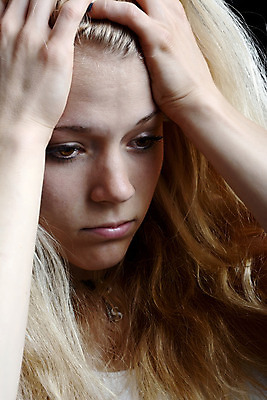 포토 JPG 해외이미지 스튜디오촬영 학생 긴머리 여자 미래 한명 10대 세로 청춘 금발 놀람 슬픔 분노 무서움 고민 걱정 긴장 고립 배려 우울증 지원 혼자 성인여자만 연습생 해외202004 해외포토 1 헤어스타일 감정 컨셉 청소년 실내 표정 사람 질병 연습 여자만 성인만 파일형식 이미지허브