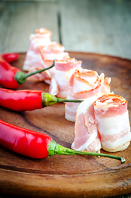 포토 JPG 해외이미지 전통 라이프스타일 영어 음식 분홍색 조각 부분 고추 탁자 아침 육류 돼지고기 요리 사람없음 목재 주방 식사 젖음 신선 맛 아침식사 애피타이저 자르기 햄 롤 베이컨 후추 훈제 단백질 생식 식품점 줄서기 해로움 해외202004 해외포토 주간 나무 문자 컬러 가구 컨셉 채소 식재료 재료 모션 생활 상점 향신료 영양소 파일형식 이미지허브